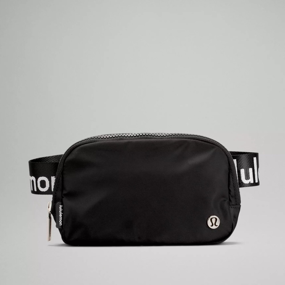 New in package Lululemon Everywhere Belt Bag *Wordmark
